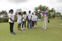 <center>Trois stars du golf réunionnais <br>avec les marmailles de 1000 Sourires