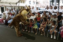 L’Association 1000 Sourires distribue des chocolats  à l’hôpital ...