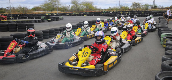 Les marmailles découvrent le kart avec des champions