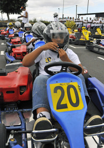 Les marmailles découvrent le kart avec des champions