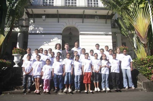 Le Préfet de la Réunion et Miss Réunion 2009 rencontrent  les VIM de 1000 Sourires