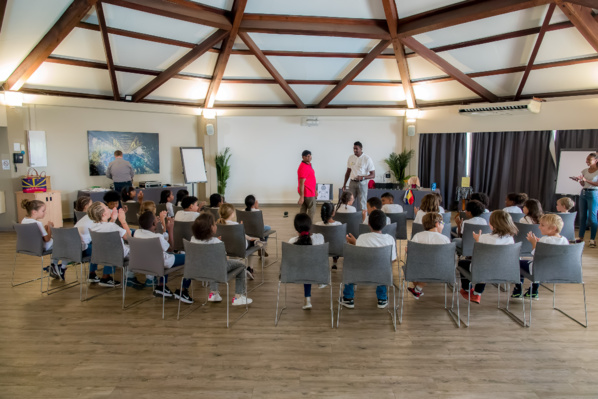 <center>Une journée magique pour les marmailles<br> de 1000 Sourires avec les  illusionnistes <br> Vadrame Clair et  Xavier Dion