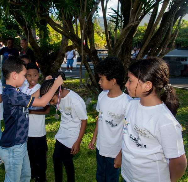 Association 1000 Sourires : les marmailles s’initient au karting                     avec des champions de La Réunion