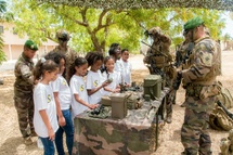 <center>Une journée d'aventures avec les militaires du<br> 2e RPIMa pour les marmailles de 1000 Sourires avec les parrains de l’opération : Moustache Kréol, le journal d’Une Bridée et Cécile Agathe