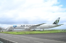 <center>Les marmailles de 1000 Sourires réalisent une fresque de plus de 5000 bouchons pour Air Austral