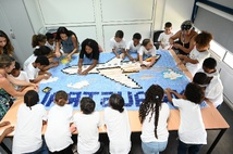 <center>Les marmailles de 1000 Sourires réalisent une fresque de plus de 5000 bouchons pour Air Austral