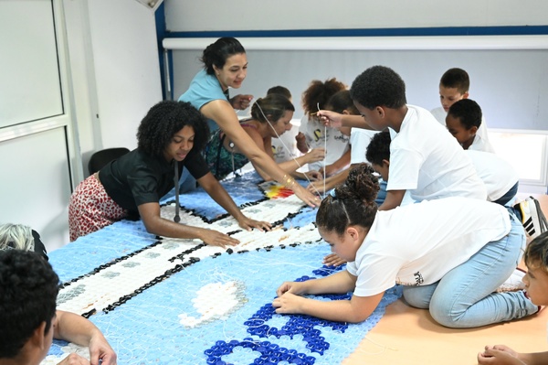 <center>Les marmailles de 1000 Sourires réalisent une fresque de plus de 5000 bouchons pour Air Austral