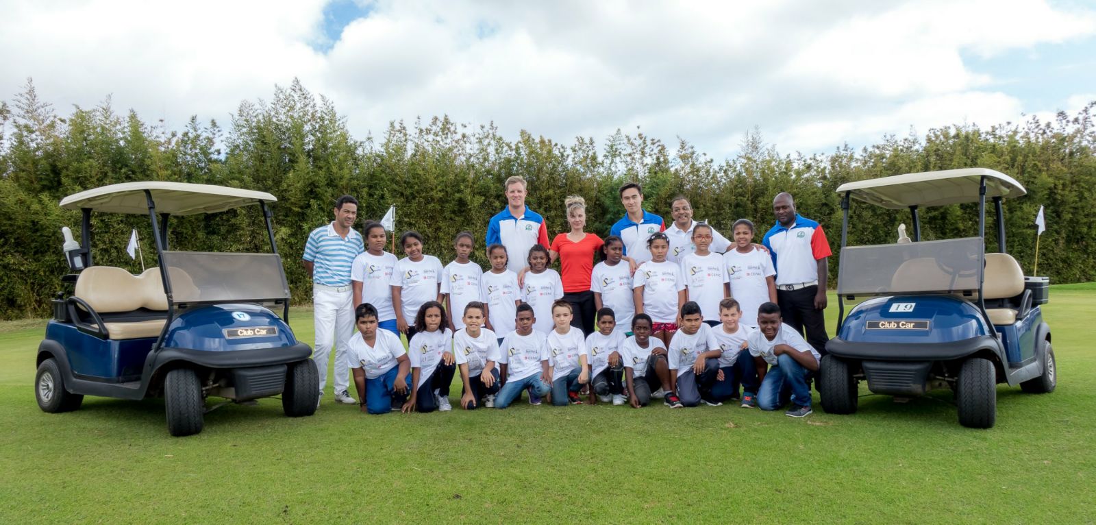 <center>Trois stars du golf réunionnais <br>avec les marmailles de 1000 Sourires