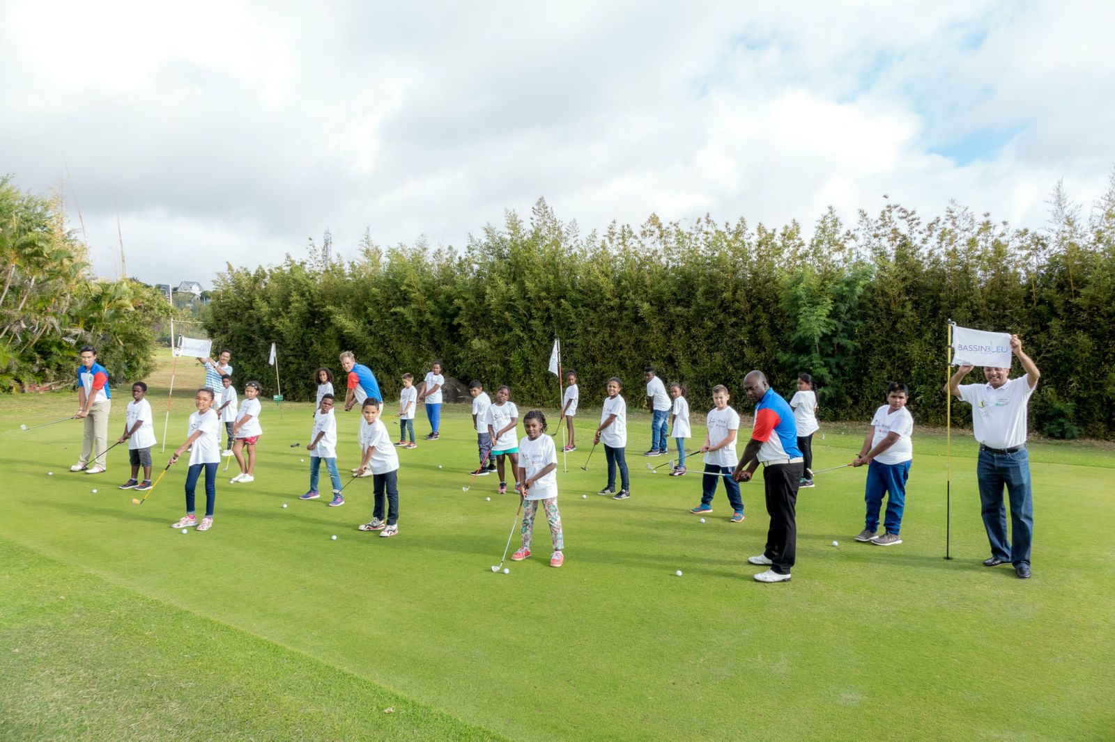 <center>Trois stars du golf réunionnais <br>avec les marmailles de 1000 Sourires