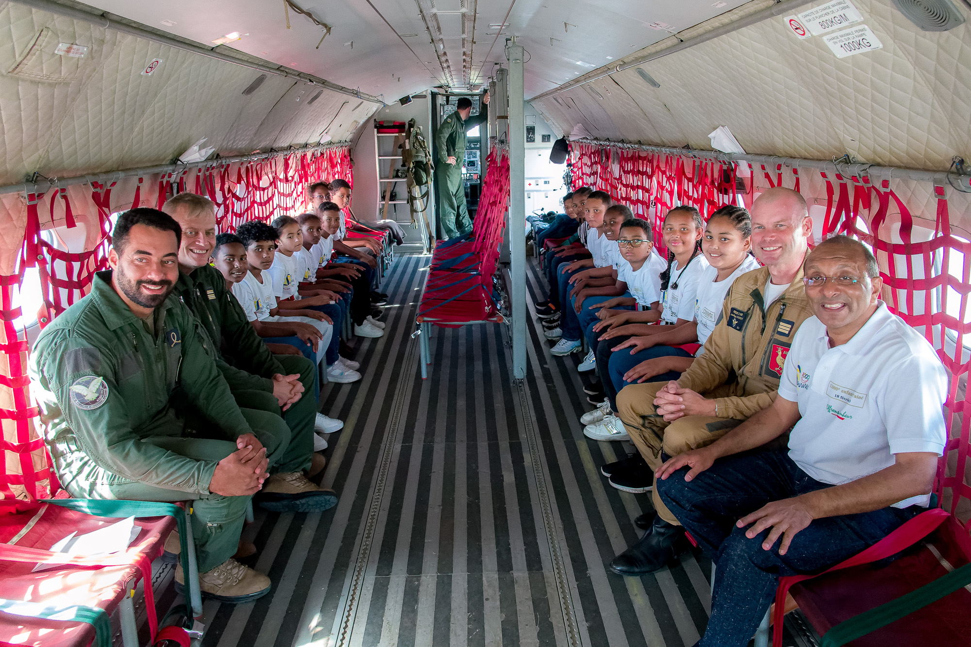 <center>90 ans de l’Armée de l’Air et de l’Espace : <br>un baptême de l’air en CASA pour <br>les marmailles de 1000 Sourires avec un ex-pilote de la Patrouille de France 