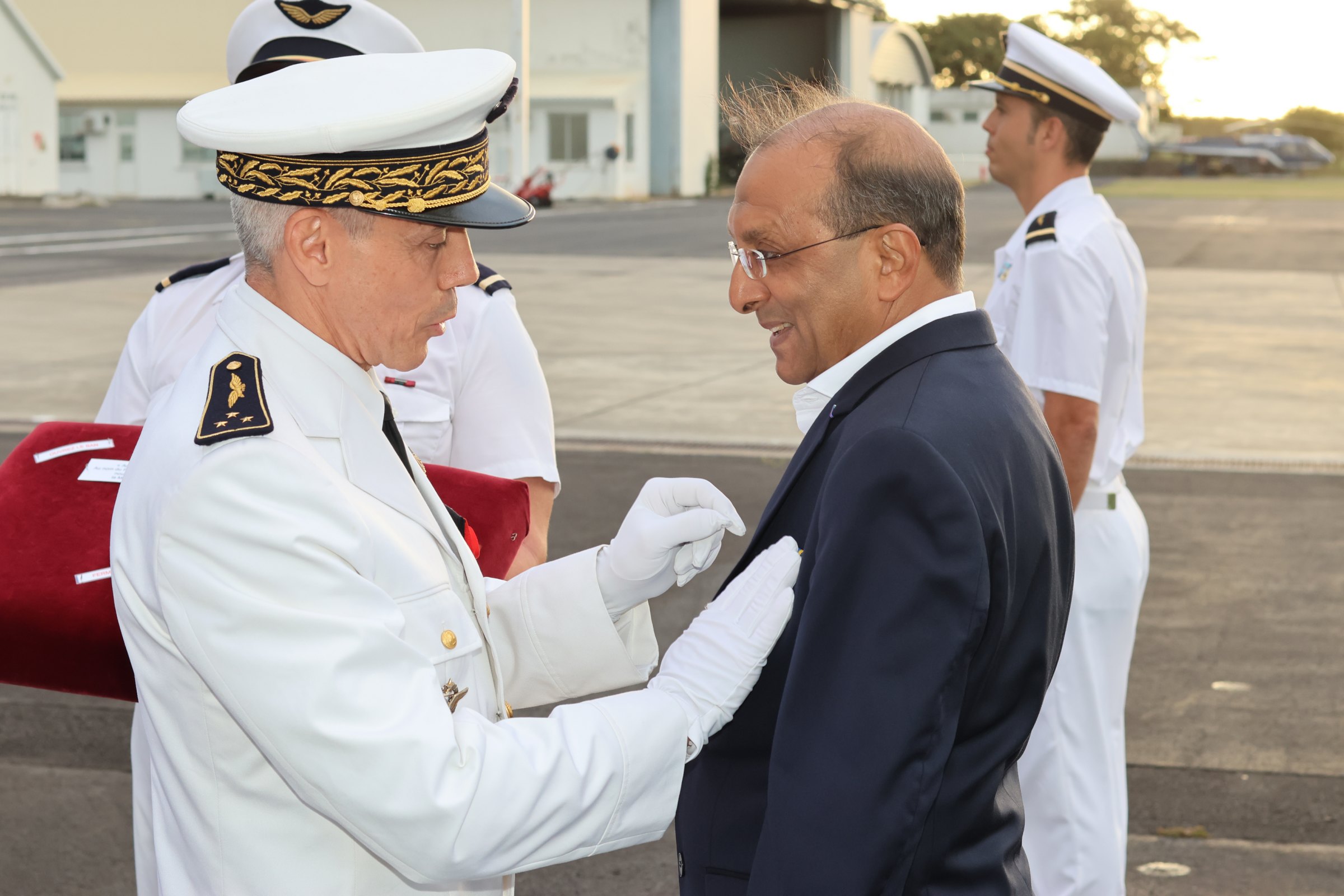 <center>Le président de l’Association 1000 Sourires Ibrahim Ingar  décoré de la médaille d’or des réservistes volontaires de défense et de sécurité intérieure