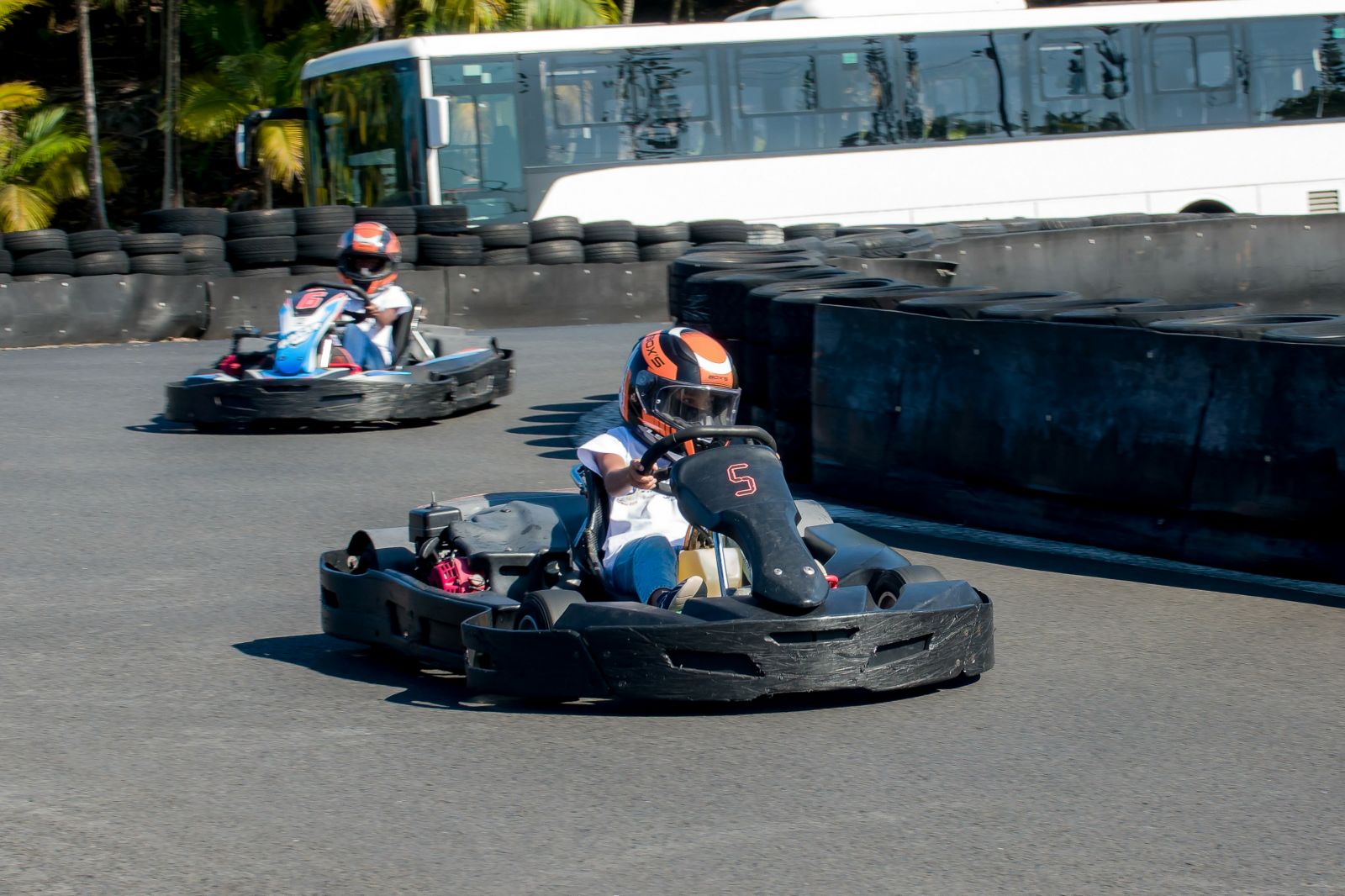 Association 1000 Sourires : les marmailles s’initient au karting                     avec des champions de La Réunion