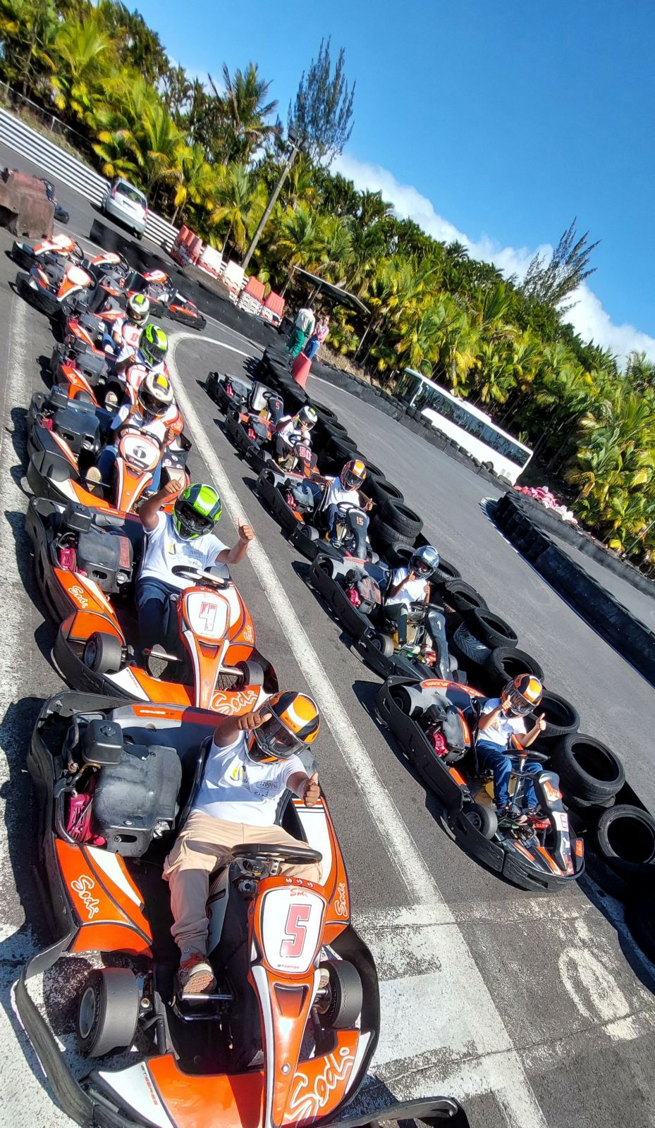 Association 1000 Sourires : les marmailles s’initient au karting                     avec des champions de La Réunion