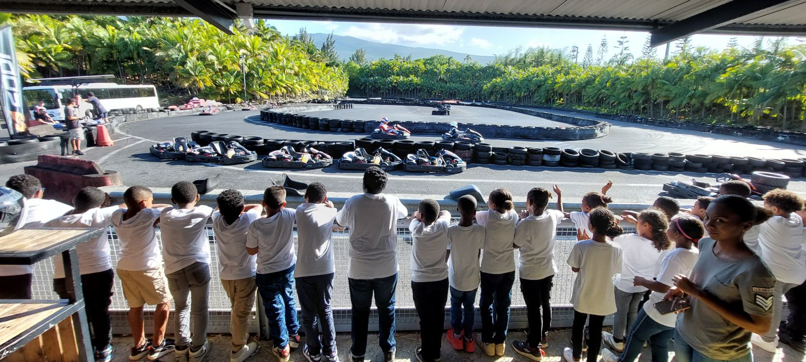 Association 1000 Sourires : les marmailles s’initient au karting                     avec des champions de La Réunion