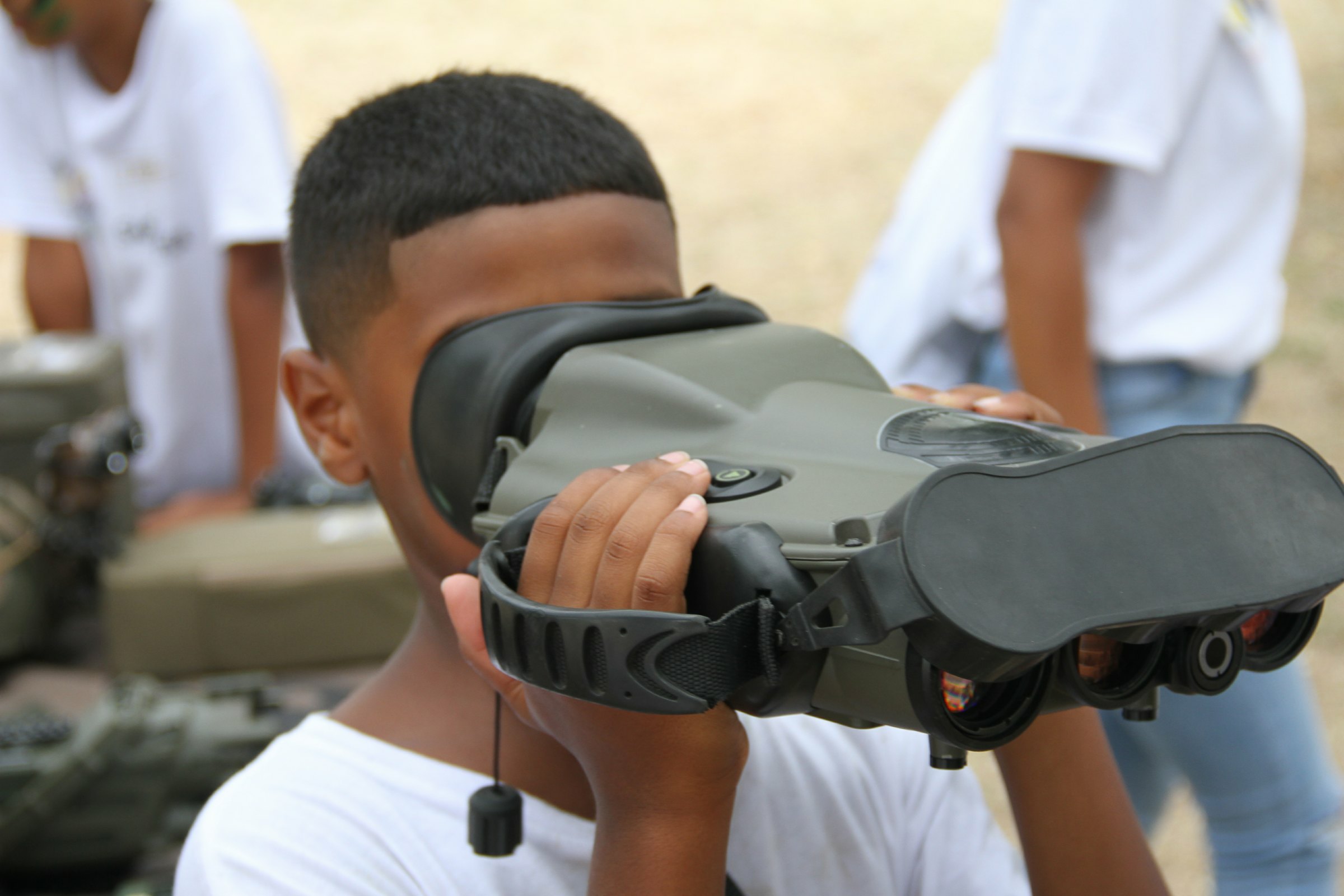 <center>Une journée d'aventures avec les militaires du<br> 2e RPIMa pour les marmailles de 1000 Sourires avec les parrains de l’opération : Moustache Kréol, le journal d’Une Bridée et Cécile Agathe