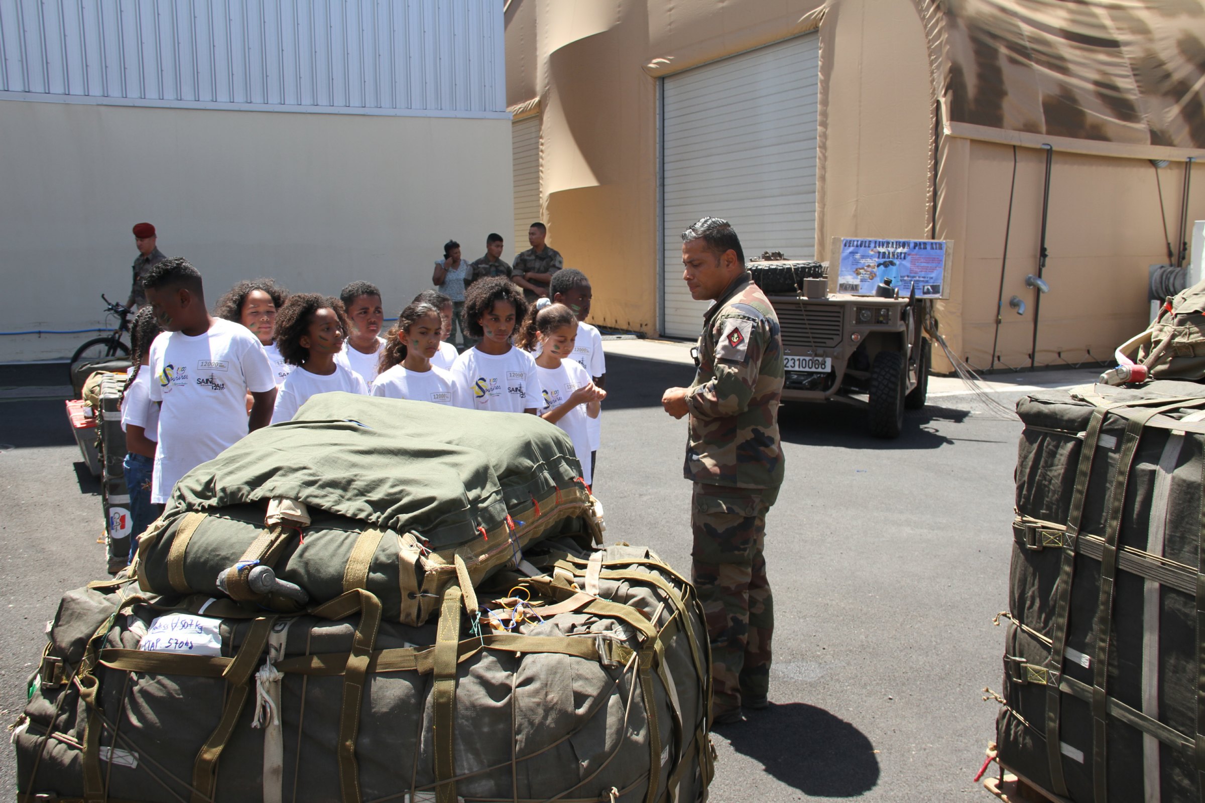 <center>Une journée d'aventures avec les militaires du<br> 2e RPIMa pour les marmailles de 1000 Sourires avec les parrains de l’opération : Moustache Kréol, le journal d’Une Bridée et Cécile Agathe