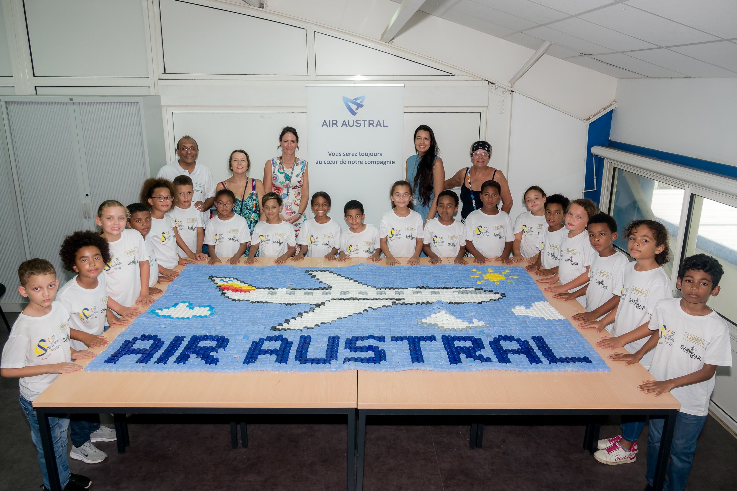 <center>Les marmailles de 1000 Sourires réalisent une fresque de plus de 5000 bouchons pour Air Austral