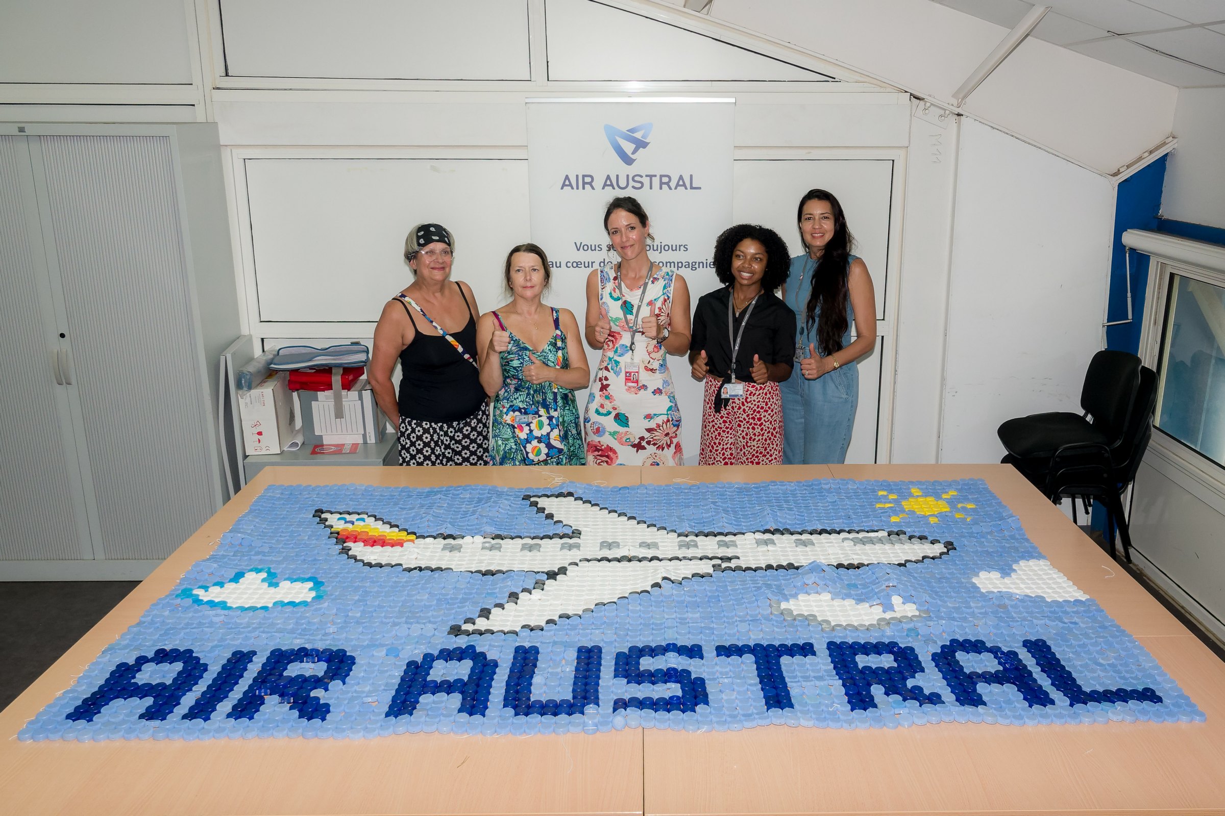 <center>Les marmailles de 1000 Sourires réalisent une fresque de plus de 5000 bouchons pour Air Austral