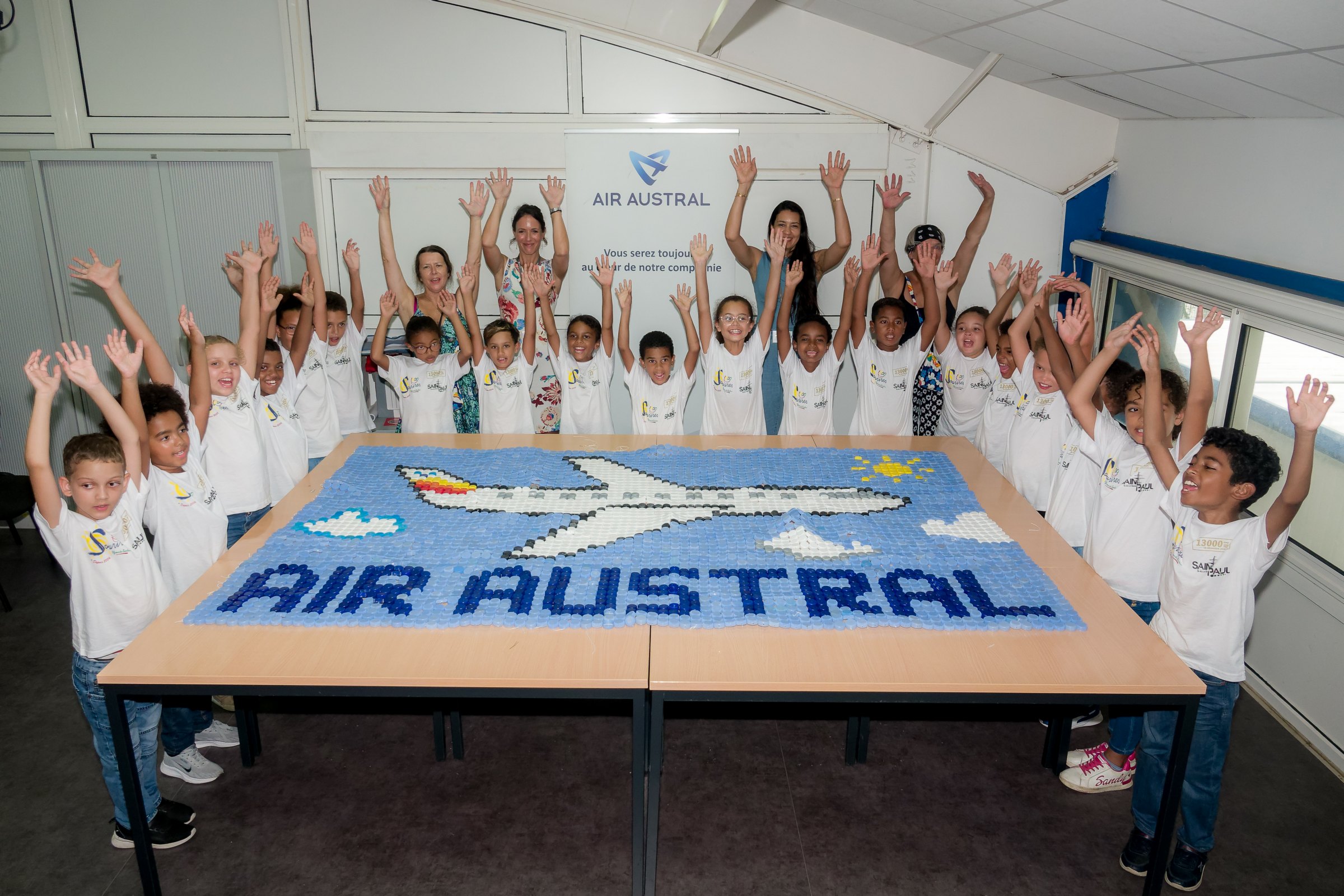 <center>Les marmailles de 1000 Sourires réalisent une fresque de plus de 5000 bouchons pour Air Austral